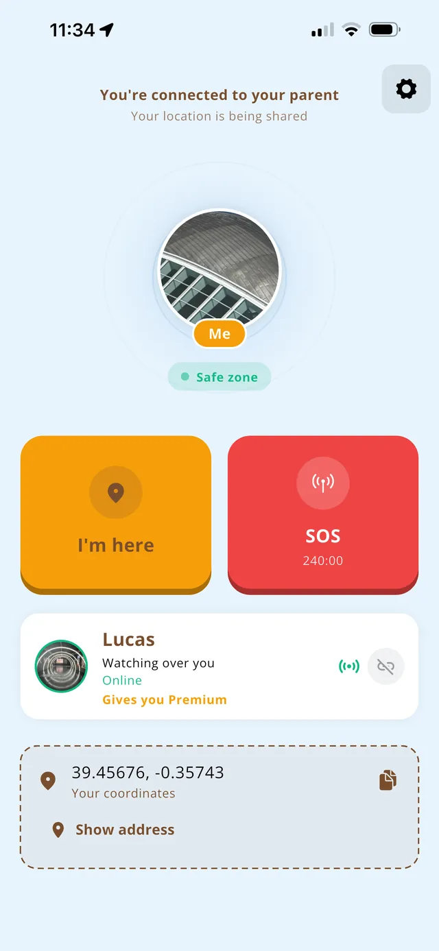 Child mode home screen — connected to a parent, safe zone, “I'm here” and SOS