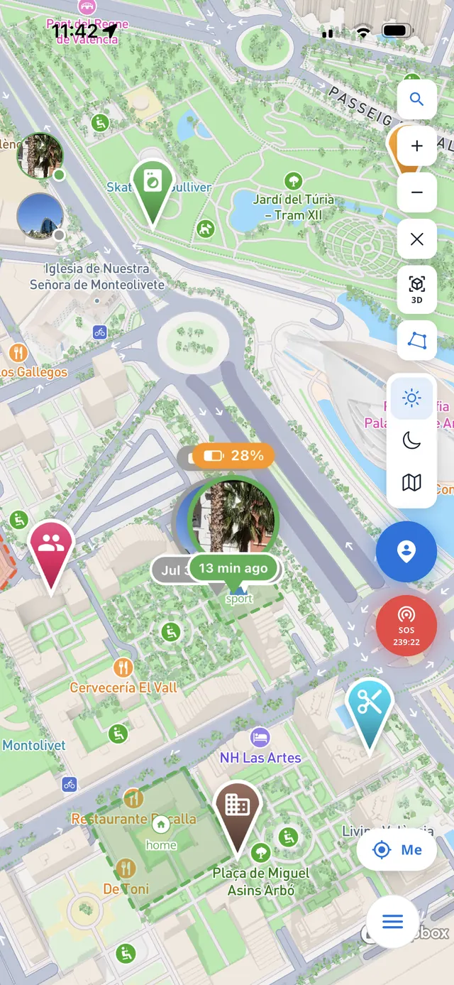 Live map with the whole circle — battery, freshness and an SOS in progress