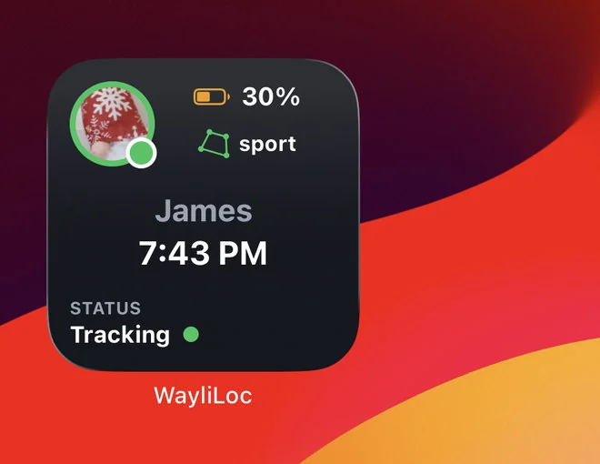 WayliLoc widget on the iPhone home screen — name, time, battery, zone and tracking status